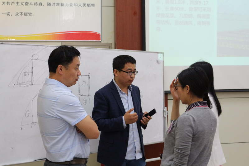 在課堂休息時，學員請教賈少華老師溫室的選擇與建造的知識